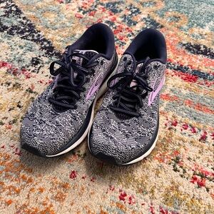 Rarely worn Brooks Ghost 11 Women’s size 7.5 Navy and Purple